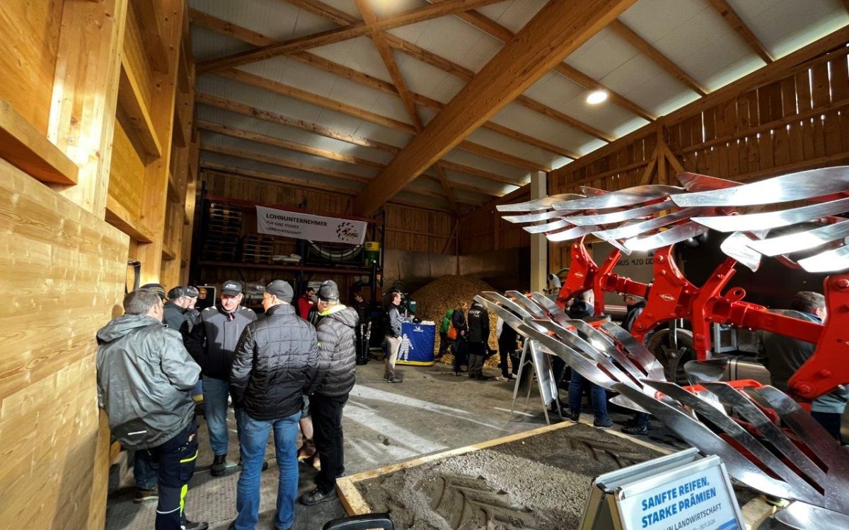 Der Networking-Anlass fand auf Grund des schlechten Wetters vorwiegend in den Maschinenhallen des Lohnunternehmens Team Oeler statt. Bild: kim