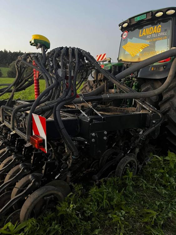 Der John Deere vom Lohnunternehmen Landag mit einer Direktsämaschine. Bild: kim