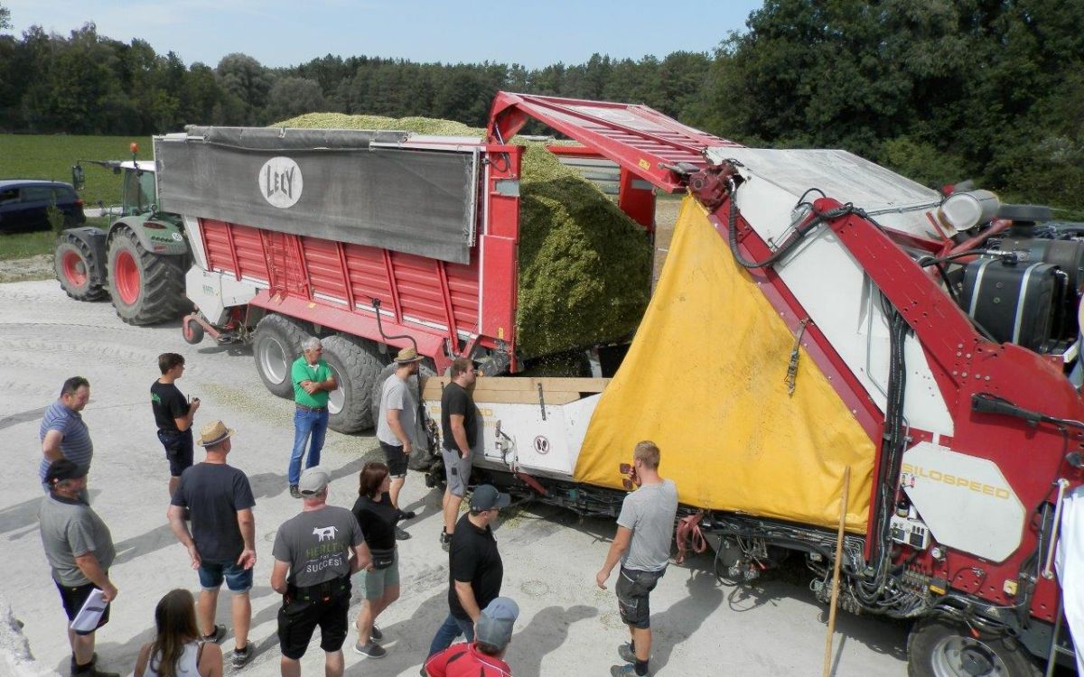 Die Siliermaschine Silospeed G430 verpresst und deckt das Futter in einem Arbeitsschritt. Bild: Süß