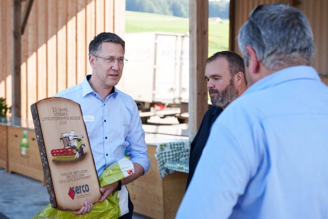 Roland Kälin (li.), Serco, überreichte den Vizepräsidenten ein Geschenk.