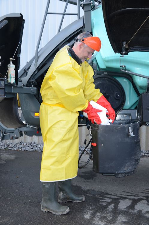 Praktisch: Pflanzenschutzschürze Alpha Tec 3000 mit Rückenverschluss. Für den Anwenderschutz ist es wichtig, die richtige Ausstattung auf dem Betrieb parat zu haben. Im Shop der BUL erhalten Sie die notwendige Ausstattung: bul.ch.