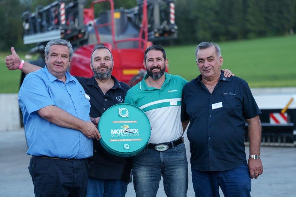 Reto Rettenmund (2. v. r.), Motorex, überreichte dem Vorstand eine Wanduhr. Bei Motorex in Langenthal fand die Gründungssitzung statt.