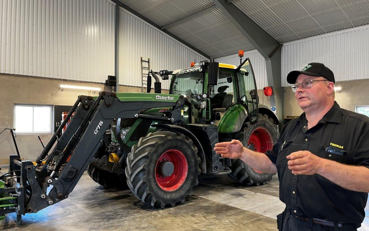 Thomas Nilsson se tient dans le hall où les machines sont préparées pour être utilisées le lendemain.