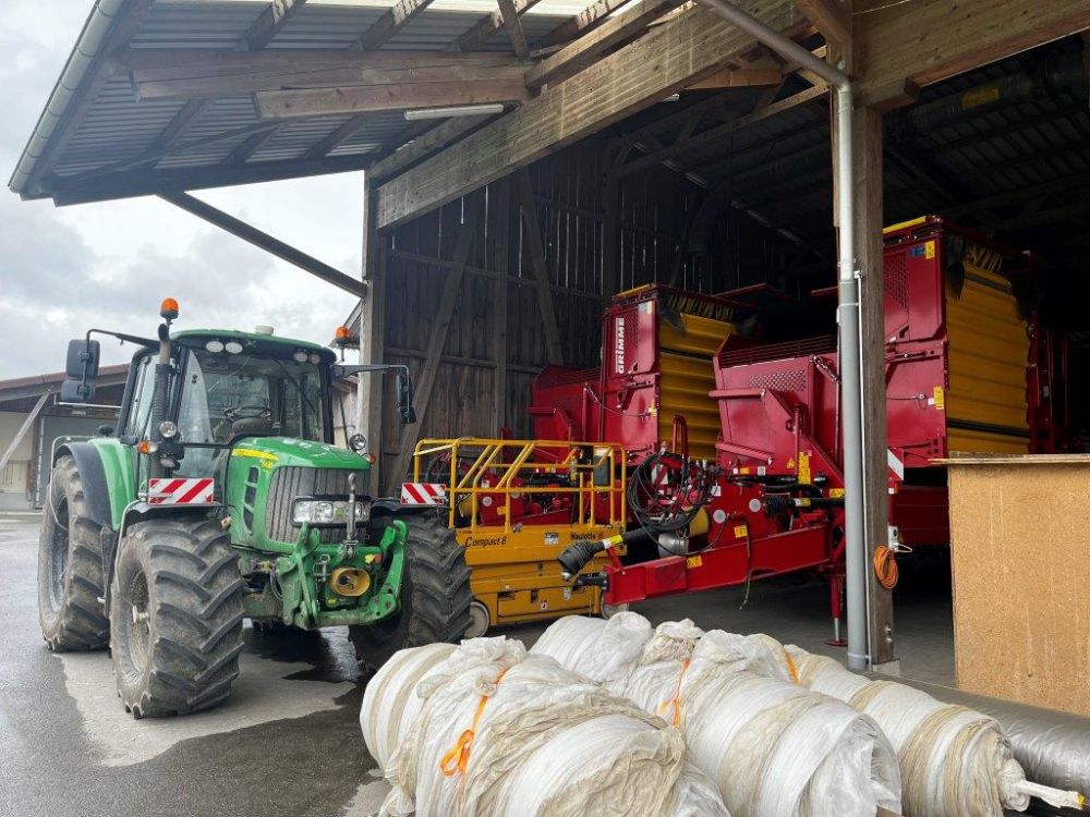 John Deere 6430 vor zwei Grimme Kartoffelroder. Foto: kim