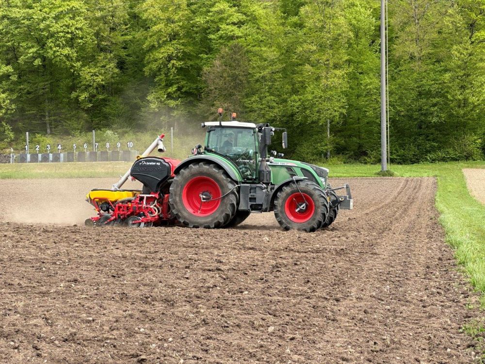 Fendt 720 Vario mit Sämaschine Väderstad Tempo TPT 6 von Hanspeter Breiter.