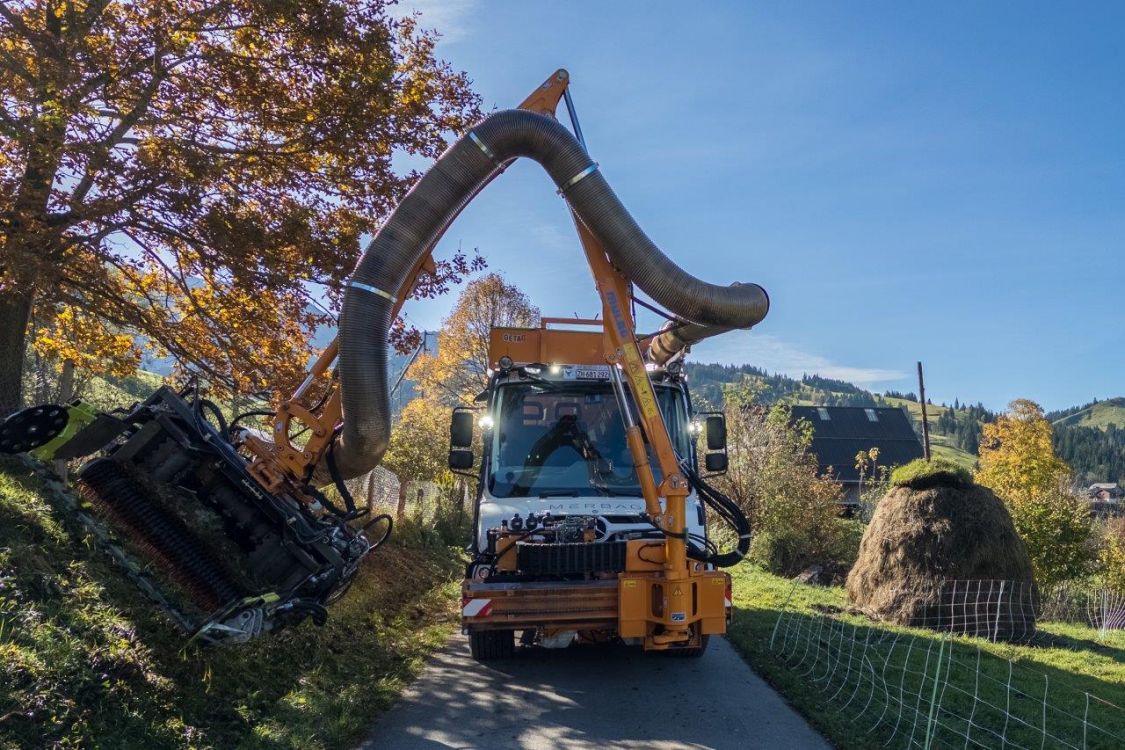 Der Unimog von Mercedes-Benz im Einsatz mit einem Böschungsmäher. Bild: Vollmer