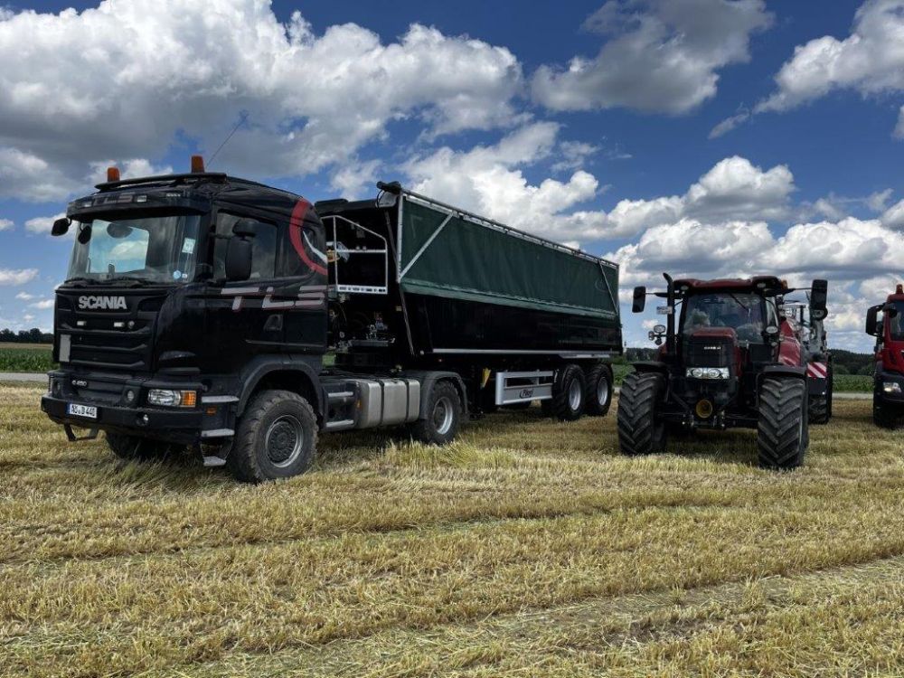 Abschiebe-Sattelauflieger ASS 298 Zulässiges Gesamtgewicht 35 t; Volumen 55 m³, Aufsattelhöhe von 1,40 m, Steuerblock mit Fernsteuerung. Zwei Achsen mit 9,80 m Länge, hydraulischer Unterfahrschutz,  TopLift light für die Abdeckung. Foto: kim