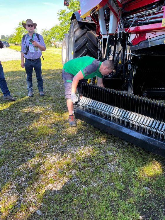 Der Messerbalken des Jumbo 5000 mit 45 Messer und einer Schnittbreite von 34mm. Foto: kim