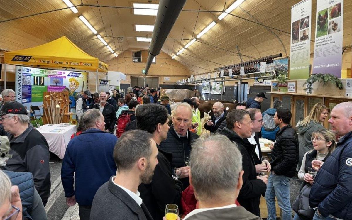 Es ist wieder AgriMesse-Zeit. Apéro im Stall beim offiziellen Rundgang. Foto: kim