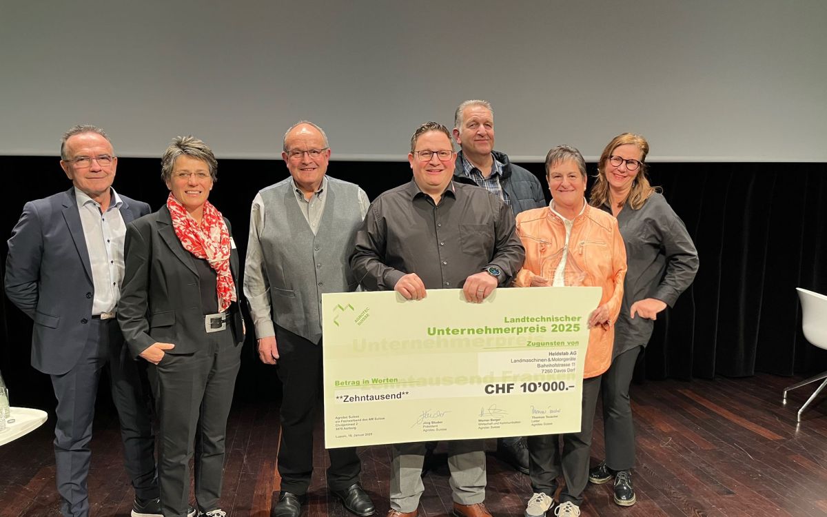 Die Gewinner des Unternehmerpreises mit der Jury: (v.li.) Jürg Minger, Christa Anliker, Christian Heldstab, Hansruedi Heldstab, Roger Stirnimann, Heidi Heldstab, Kirsten Müller. Bild: zVg