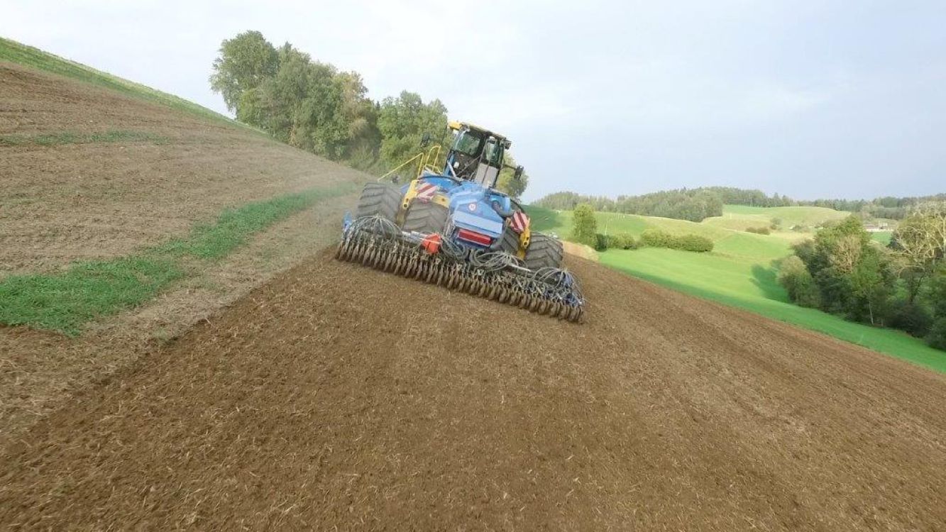 Die bodenschonende Arbeit in Hanglagen ohne wesentliche Abdrift garantiert mit der Rückverfestigung einen gleichmässigen Auflauf und verhindert die Humusabschwemmung. Bild: slv