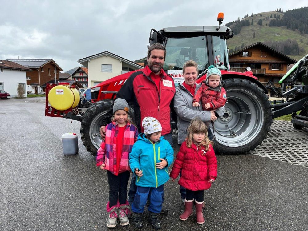 Der Lohnbetrieb von Markus und Renate Fuchs übernimmt jegliche Arbeiten im Forst und ist spezialisiert auf Arbeiten im Grünland, Hofdünger und Transport im Berggebiet. Bild: kim