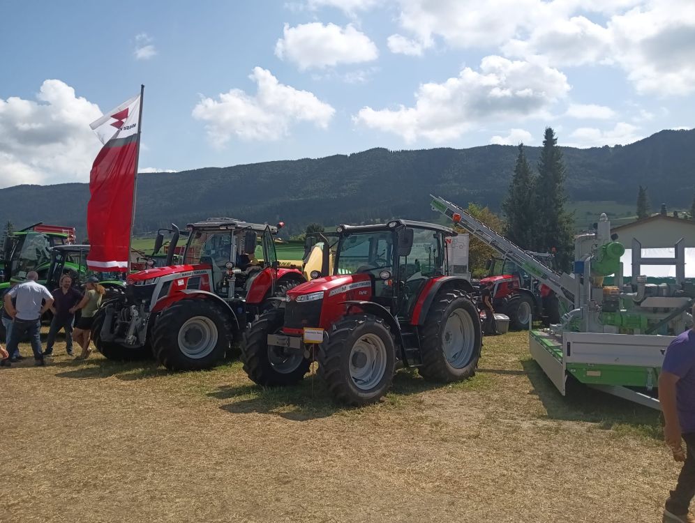 Massey Ferguson präsentierte sich mit einem MF M 5711 und einem neuen 8S. Bild: BG