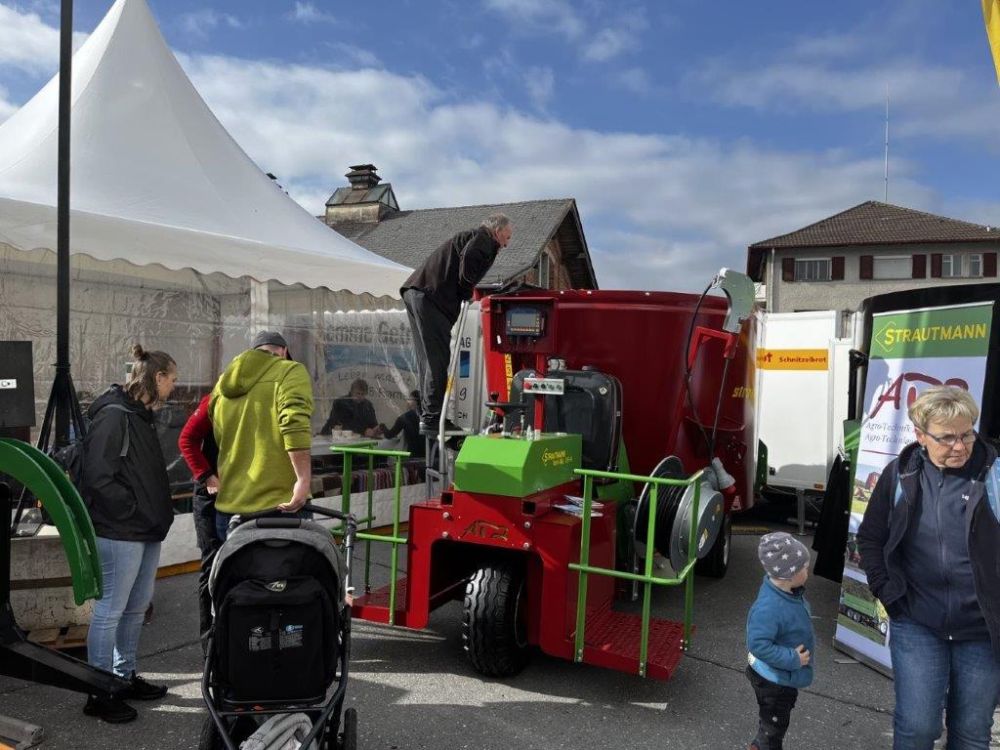 Wie sieht das im Behälter woh aus? Schnell einen Blick in den Mischer werfen. Agro-Technik Zulliger ist - wie immer - kompetent dabei.