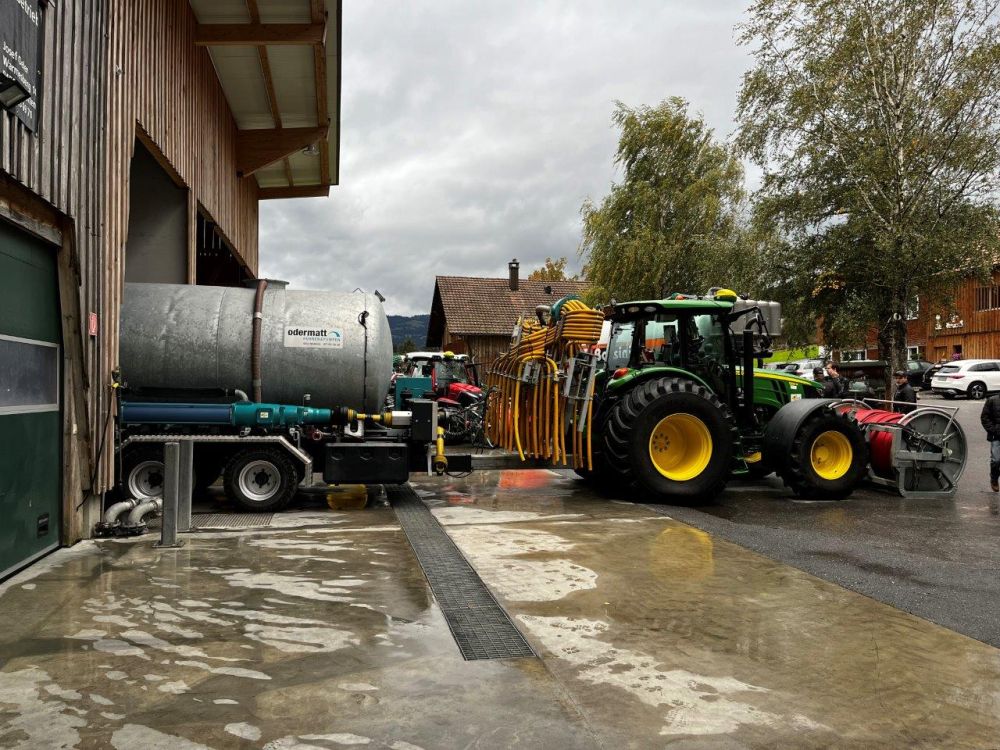 Ein John Deere 5125R mit einem Schleppschlauchverteiler und einem Pumpenwagen von Odermatt Umwelttechnik. Bild: kim