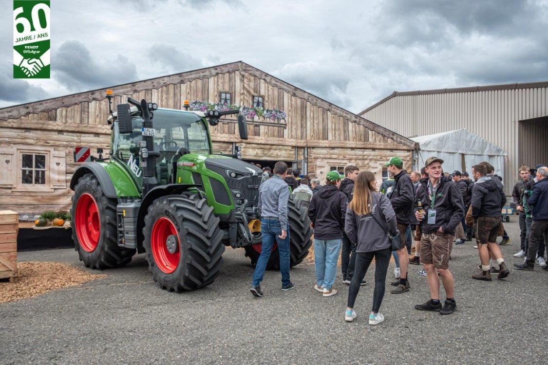 Der neue Fendt Vario 620 vor dem Eingang in das Festzelt. Bild: zVg