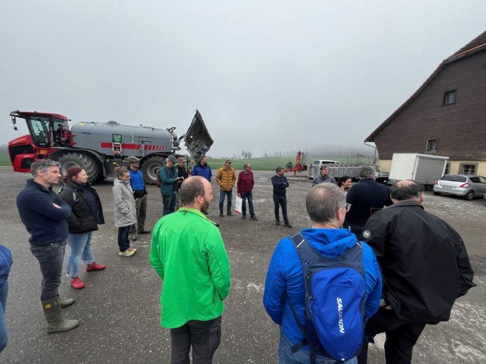 Die Arbeitsgruppe Vollzug Bodenphysik des Cercle Sol unter der Leitung von Markus Lebrun-Steger, Leiter der Fachstelle Boden des Kanton Berns, tauschte sich auf dem Lohn-unternehmerbetrieb von Andrey & Schafer aus.