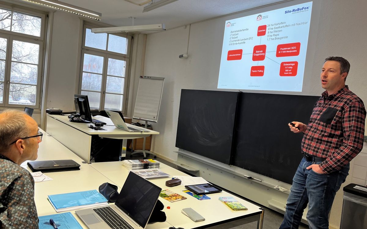 Samuel Guggisberg, Lohnunternehmer und Bauer, referiert vor den Schülern des Moduls Lohnunternehmen. Foto: kim