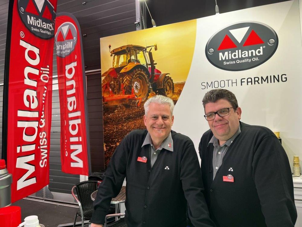 Federico Ruta (li.) und Markus Schwendimann von Midland. Midland bietet von Hydraulik-/Nassbremsenölen über Motorenöle und Schmierstoffen alles für die Landwirtschaft an.