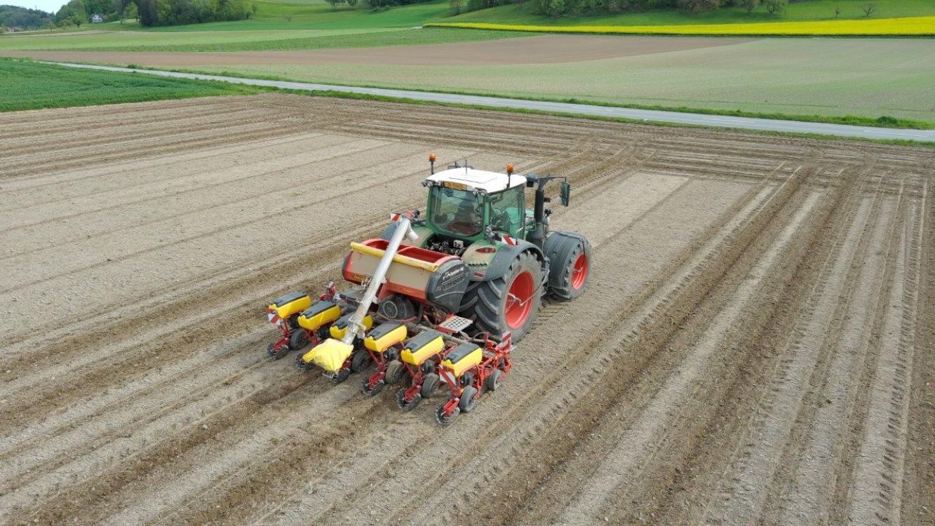 Fendt 720 Vario mit Sämaschine Väderstad Tempo TPT 6 von Hanspeter Breiter.