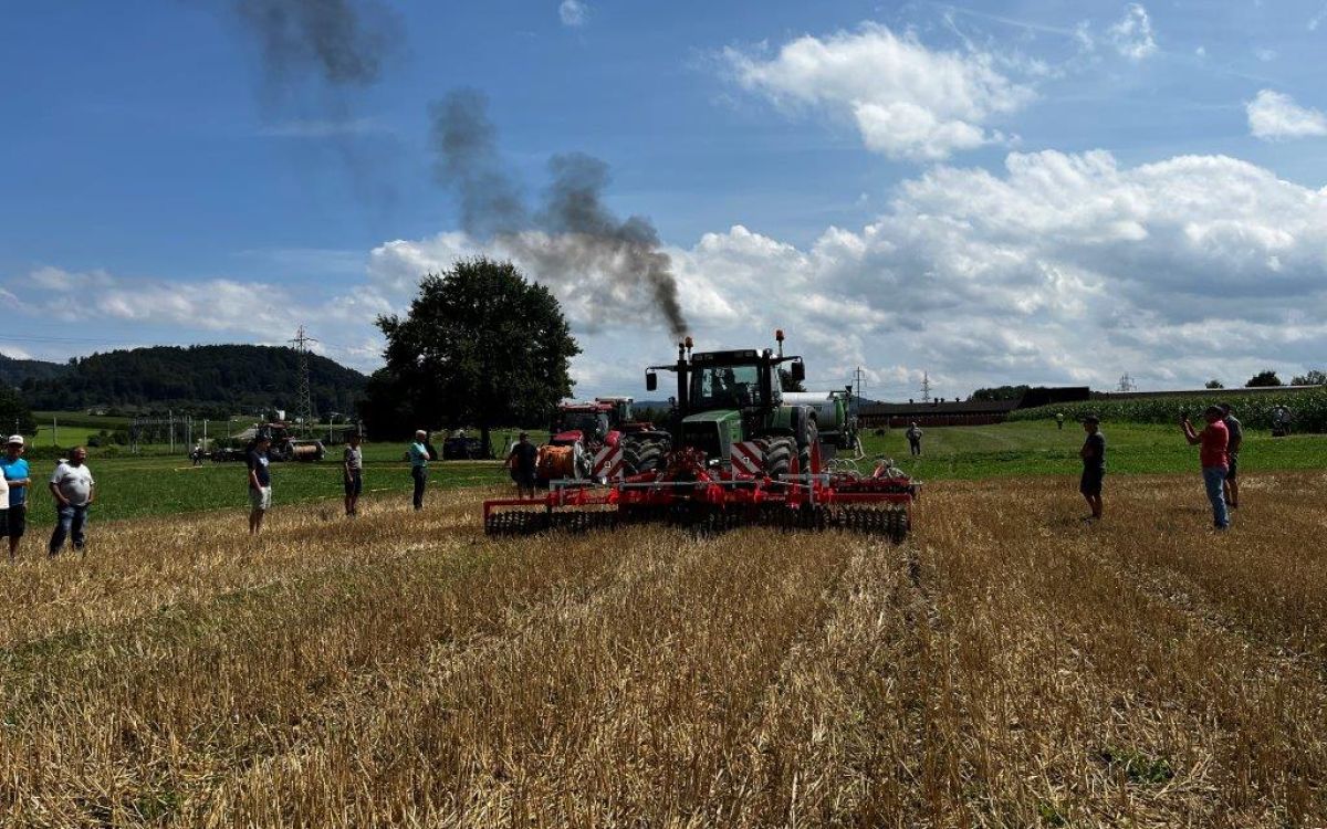 Der Fendt 822 Favortit machte an der sechs Meter breiten Kombination eine gute Figur. Bild: kim