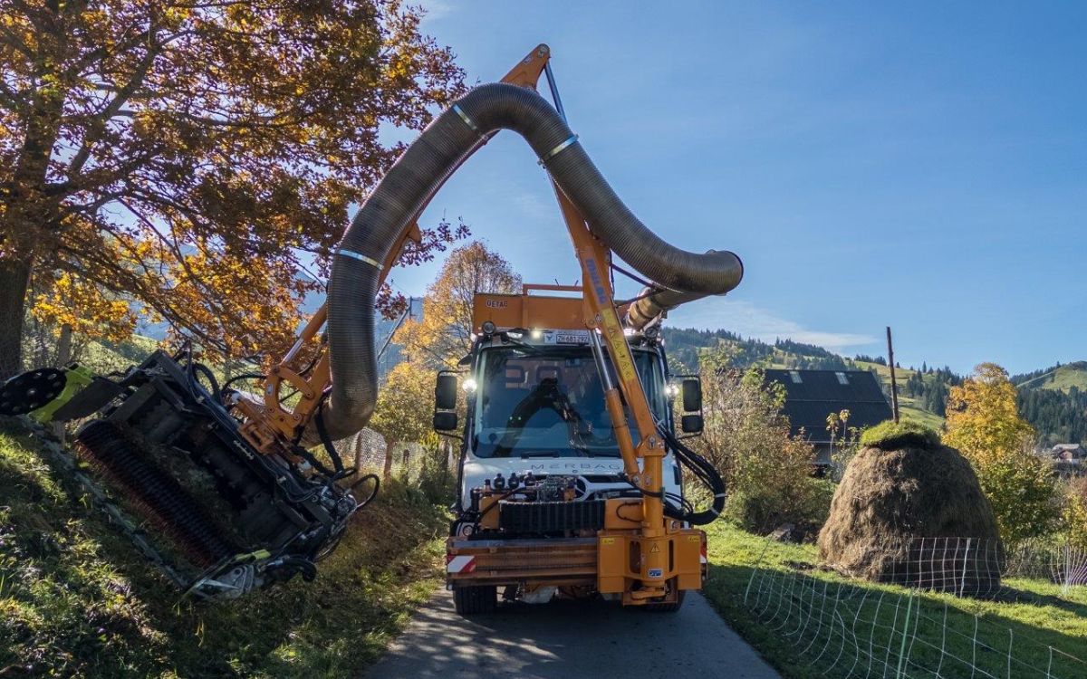 Der Unimog von Mercedes-Benz im Einsatz mit einem Böschungsmäher. Bild: Vollmer