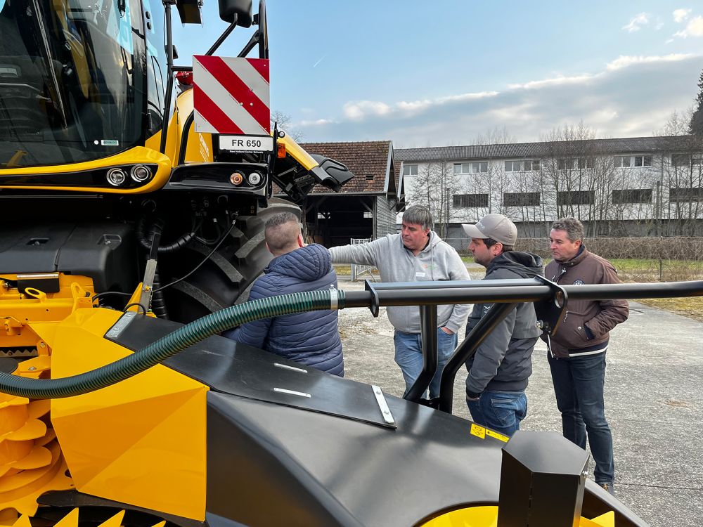 Technik macht glücklich: Am Rande der Maschinenpräsentation führten die Mitglieder so manche fachmännischen Diskussionen.