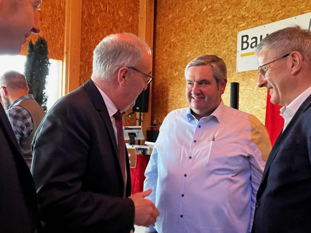 Nach Klartext gab es auch Smalltalk (v. r.): Guy Parmelin, Fernand Andrey, Emanuel Waeber (IG BauernUnternehmen). Foto: kim