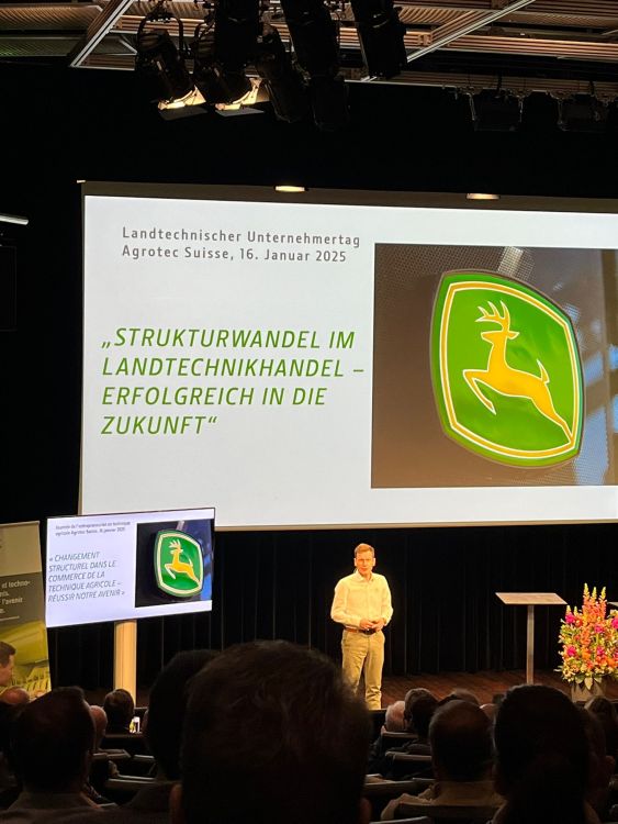 Stephan Blankenhagen, John Deere, benannte die Herausforderungen für Service und Vertrieb. Bild: kim