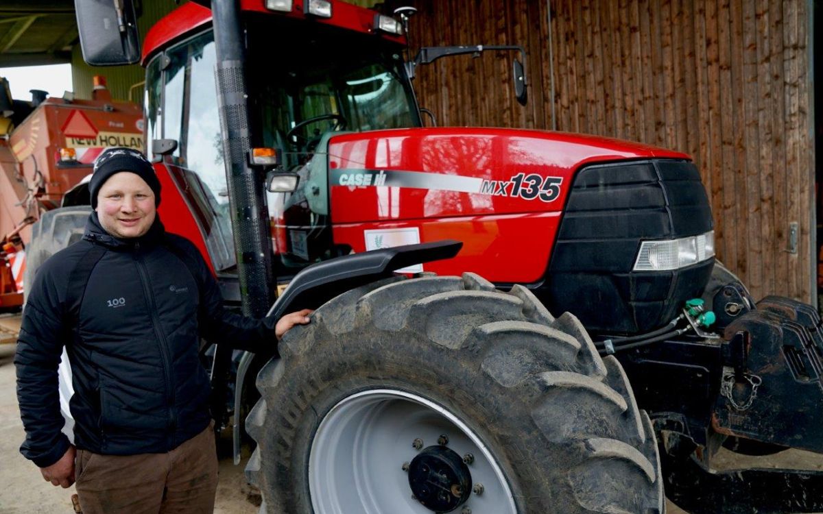 Sandro Burri hat ein Faible für den Case IH MX 135. Foto: Dominik Senn