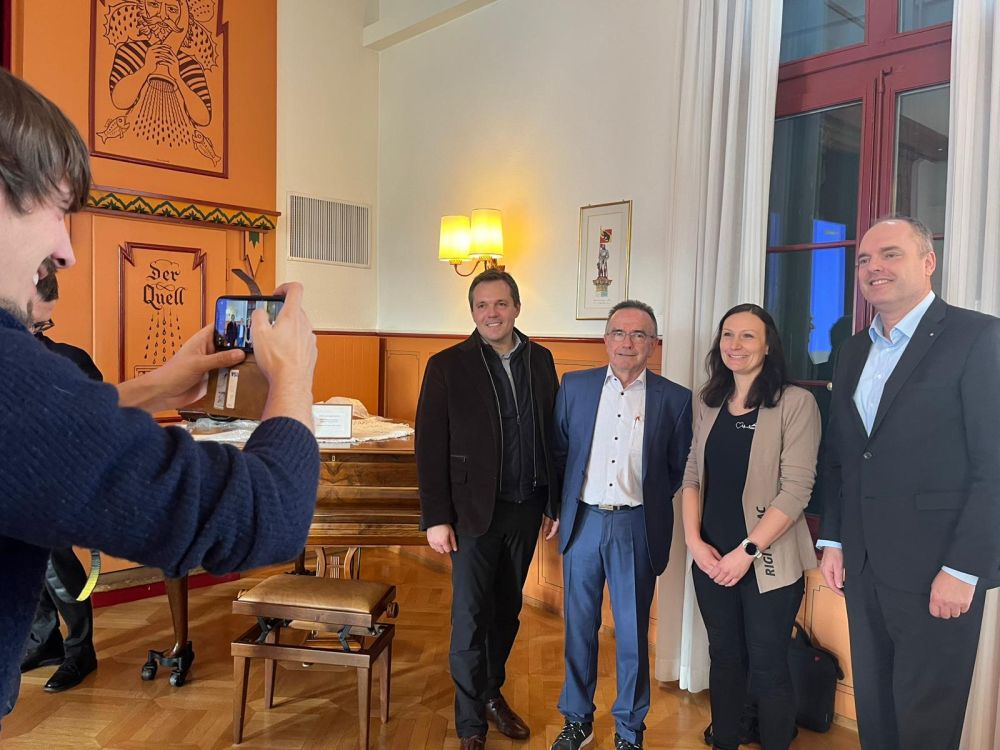 Jürg Minger avec les nouveaux membres du comité, photo (de g. à dr.) : Randy Honegger, Jürg Minger, Theres Beutler-Knüsel, Daniel Bernhard. Photo : kim