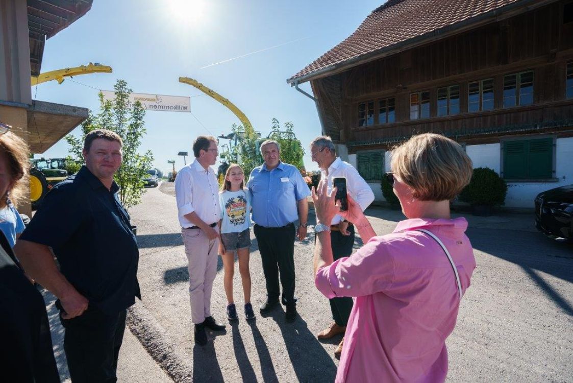 Herzlicher Empfang für Bundesrat Albert Rösti. Die Überraschung für die Gäste ist gelungen. Nur wenige waren eingeweiht.