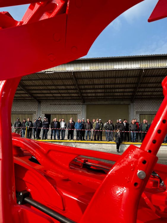 Von der Rampe aus hatten die Gäste den besten Blick auf die Maschinen, die von den Spezialisten der Bucher Landtechnik präsentiert wurde.