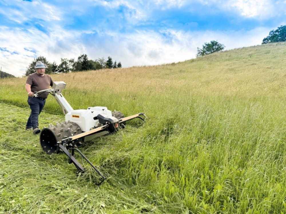 Elektrische Xelom Mähmaschine im Einsatz. Foto: Sepp Knüsel AG