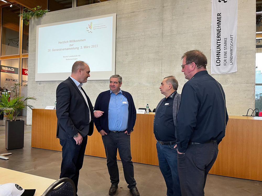 Daniel Bernhard, Fernand Andrey, Rolf Haller und Christian Kuhn (v. li.) im Small Talk. So mancher nutzte den Anlass zum Networking.