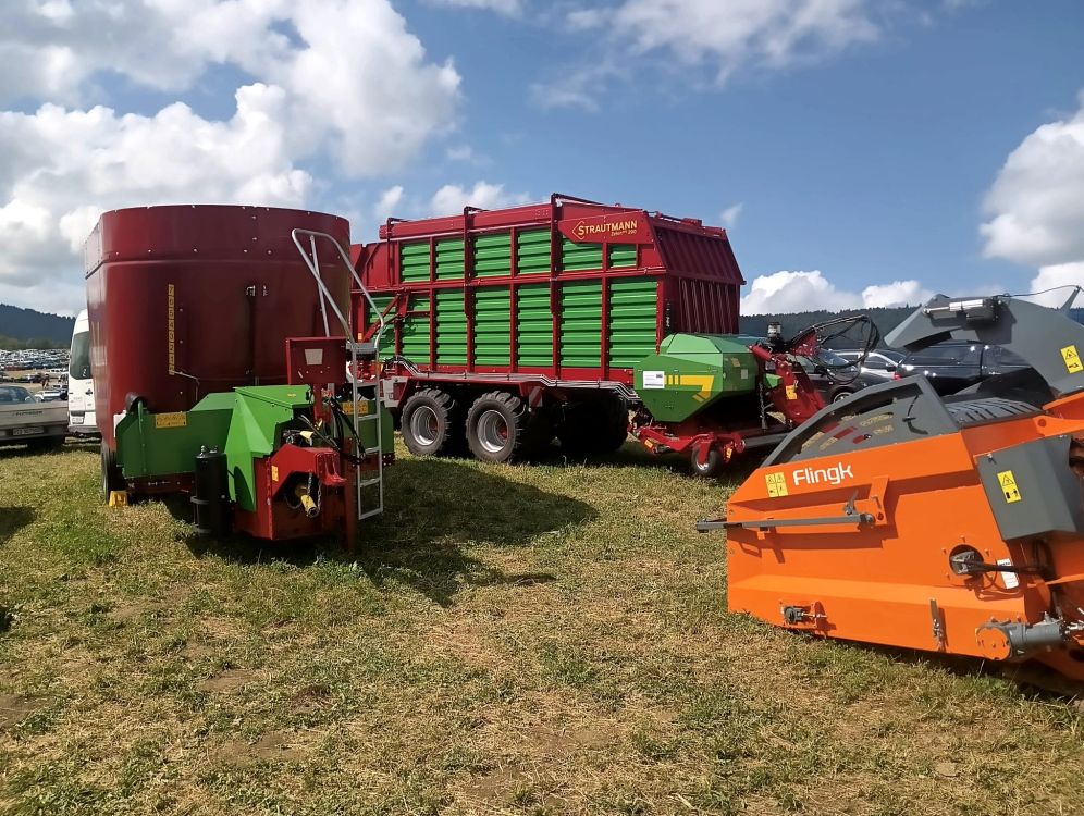 ATZ aus Hüswil war sowohl mit einem Strautmann Futtermischwagen als auch mit einem Strautmann Kurzschnittladewagen vor Ort. Bild: BG