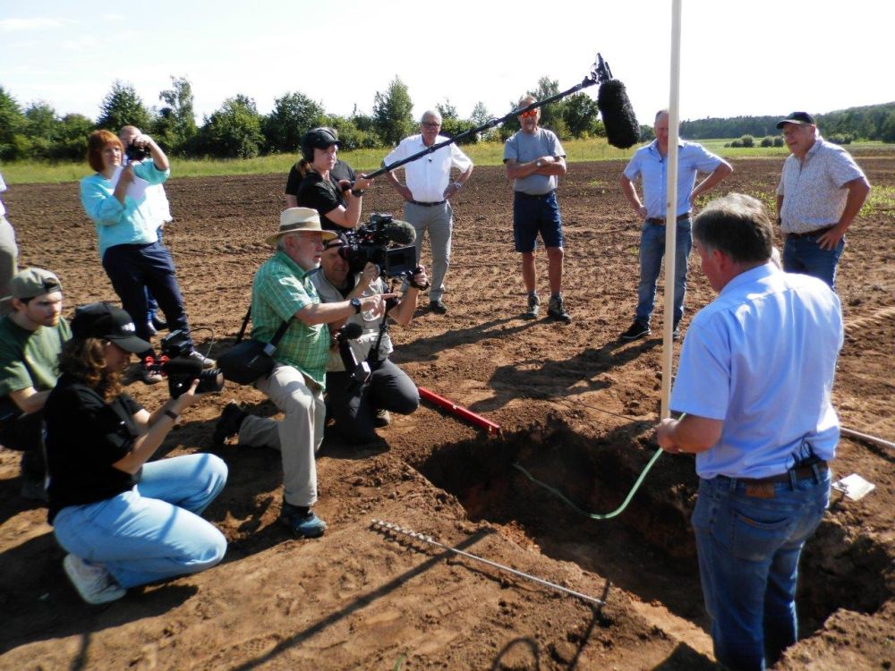 Beim Medientag wurden mit Bodensonden und Visualisierung über Wassersäulen die Bodenverdichtungen sofort sichtbar gemacht. Bild: Süß