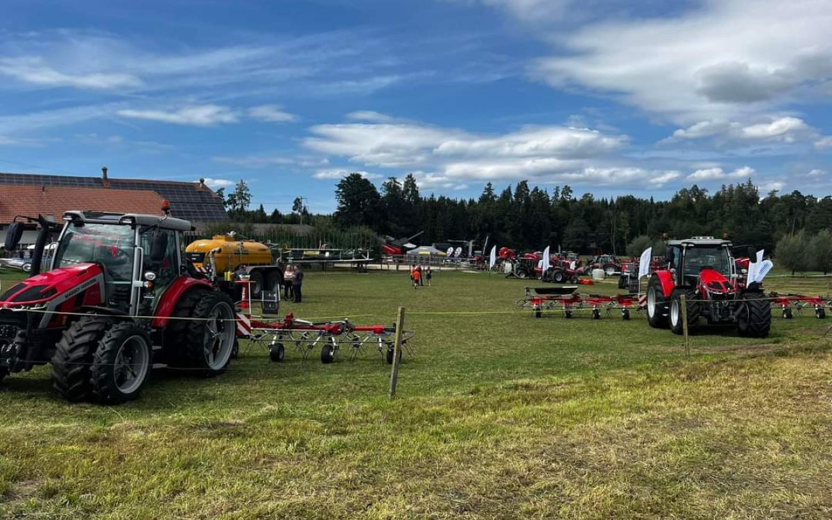 Das grosse und schön präsentierte Massey Ferguson Fullliner-Programm, an den Born to Farm Tagen in Kleinbösingen (FR). Bild: kim