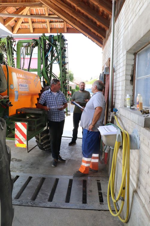 Zertifizerung bei Lohnunternehmer R und M Haller in Birrhard (AG). Lohnunternehmer Daniel Kressibucher, Mirko Plath von der Agridea und Rolf Haller (v. li.) gehen die Prüfungsliste durch. (Betrieb Haller)