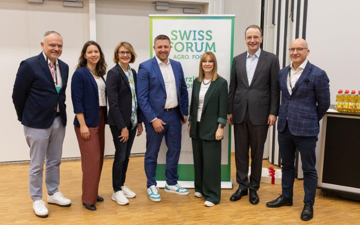 Die Referenten vom Swiss Forum Agro Food: Adrian Steiner (Direktor, Das Zelt), Christine Schäfer (Senior Researcher, Gottlieb Duttweiler Institute), Katharina Gasser (General Manager, Roche Pharma Schweiz), Matthias Zurflüh (Organisator), Michèle Rodoni (CEO, die Mobiliar), Mark Schneider (CEO, Nestlé), Urs Riedener (VRP, Emmi)