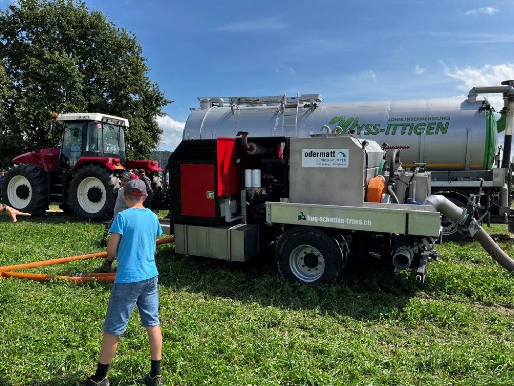 Die Verschlauchung von Gülle mit einer Pumpe von Odermatt Umwelttechnik. Bild: kim