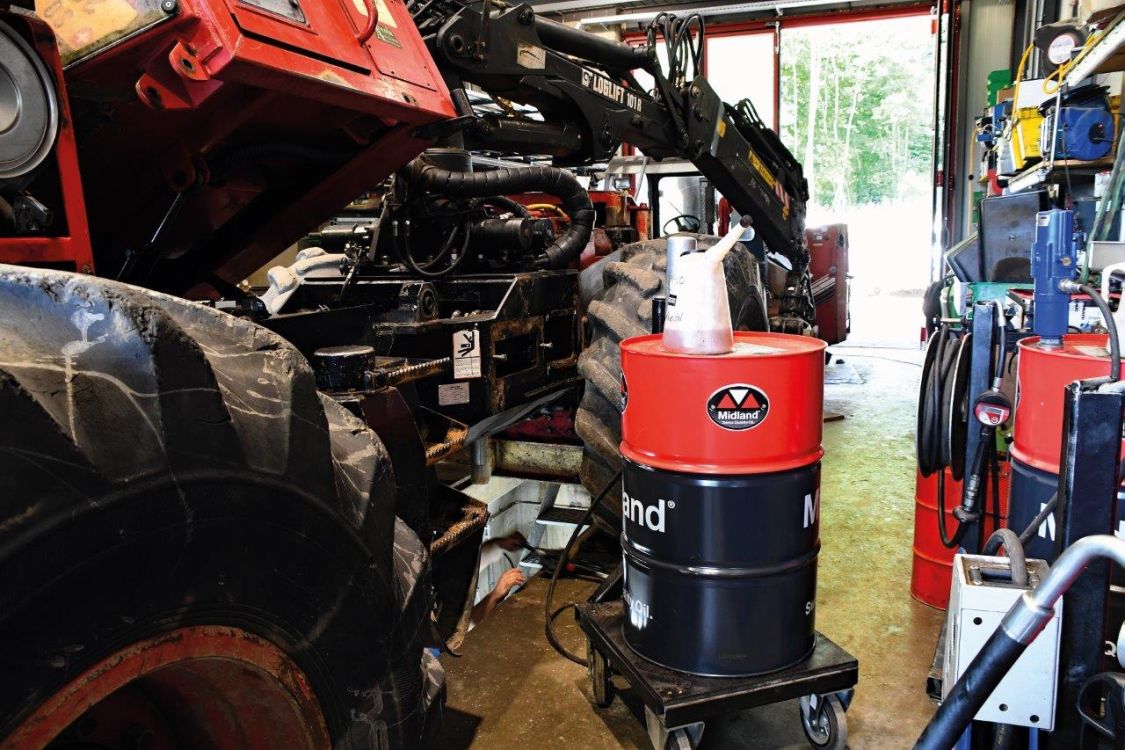 Travaux de réparation sur une machine forestière. Image : oel brack