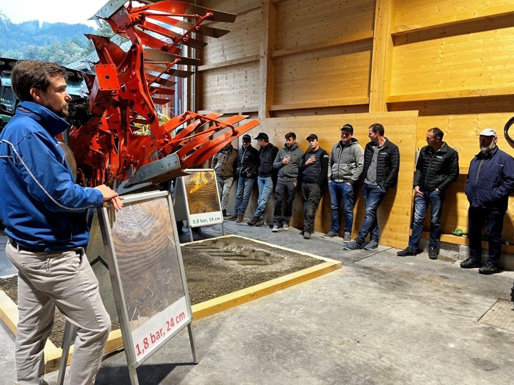 Raphael Ochsner (l.), Gebietsverkaufsleiter Michelin, erklärt die Auswirkungen von Reifen und Druck auf den Boden. Bild: kim