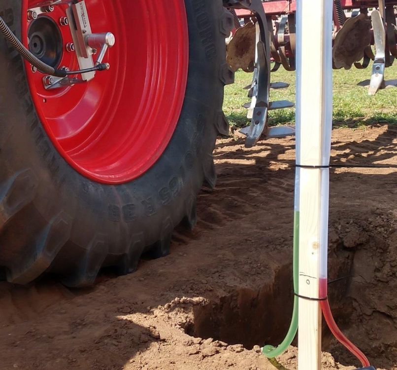 Traktor mit Anbaugerät und einem hohem Luftdruck von 2 bar. Die Wassersäule steigt signifikant an. Bild: Süß