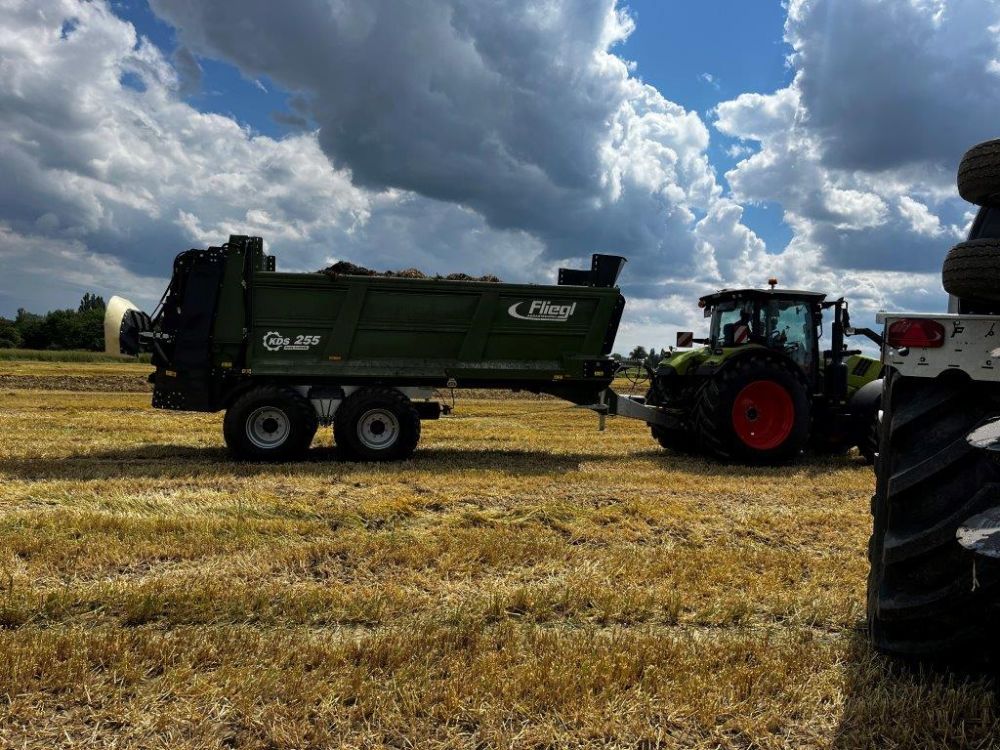 KDS 255 Tandemstreuer Füllvolumen 13,5 m3, schwere Ketten (Bruchlast 50 t),  Breitstreuaggregat muck contol. Foto: kim