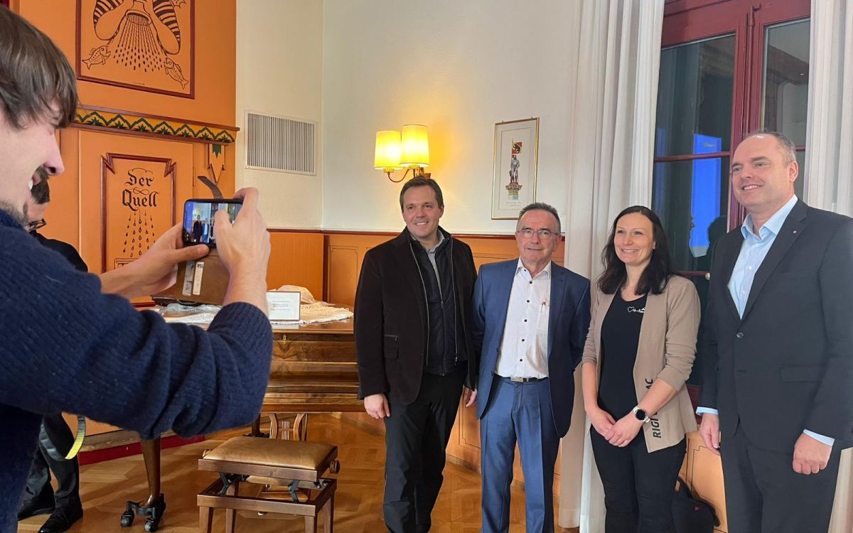 Jürg Minger avec les nouveaux membres du comité, photo (de g. à dr.) : Randy Honegger, Jürg Minger, Theres Beutler-Knüsel, Daniel Bernhard. Photo : kim