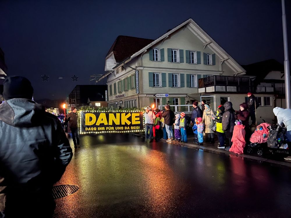 Die festliche Atmosphäre der Lichterfahrt brachte die Menschen zusammen und erinnerte an die wertvolle Arbeit der Landwirte. Bild: kim