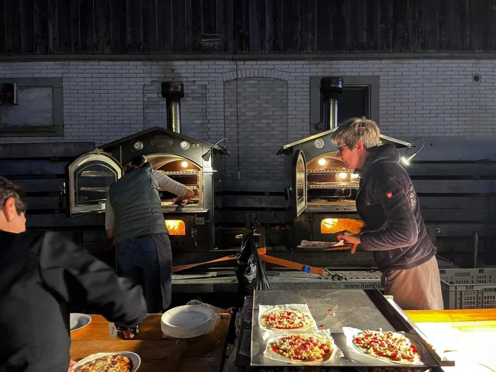 Den Teilnehmern wurde nach den Präsentationen eine Pizza aus dem Steinofen offeriert. Bild: kim