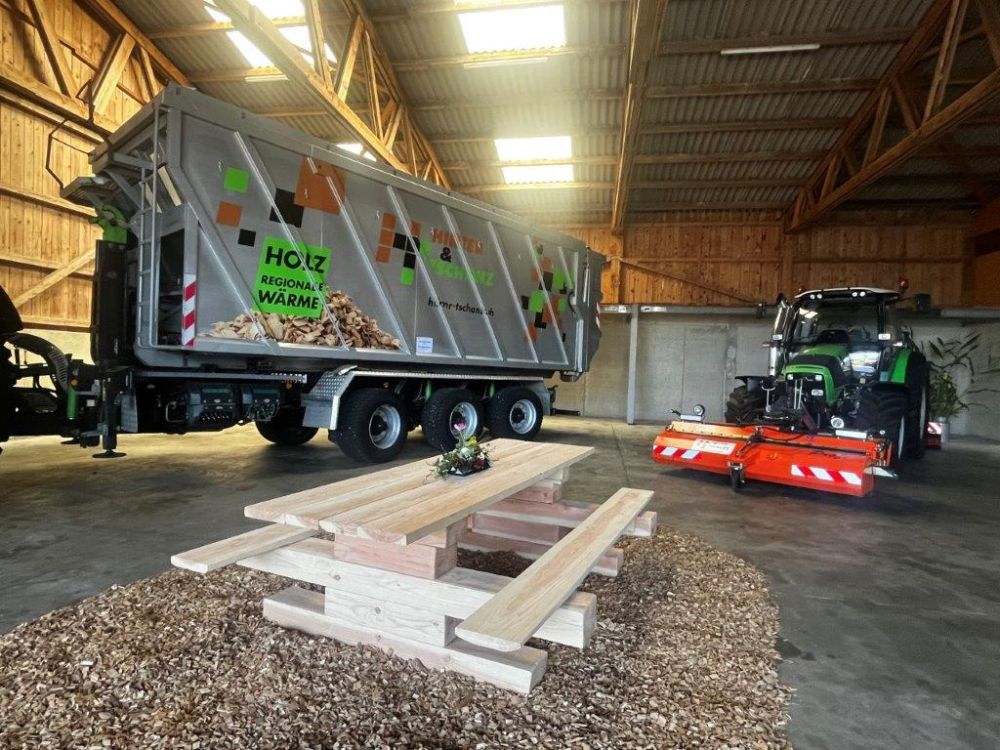 Für den gemütlichen Teil ist gesorgt, mit der Holzbank vor dem Dreiachsigen-Hakengerät. Bild: kim