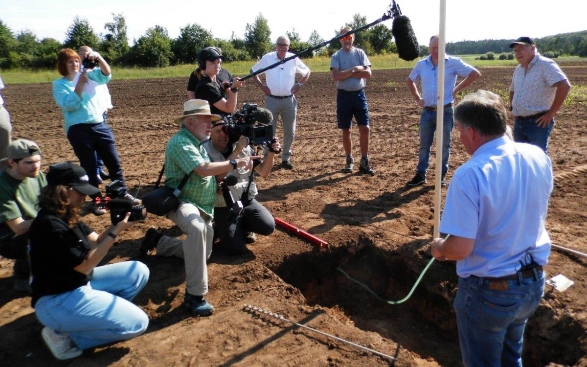 Beim Medientag wurden mit Bodensonden und Visualisierung über Wassersäulen die Bodenverdichtungen sofort sichtbar gemacht. Bild: Süß